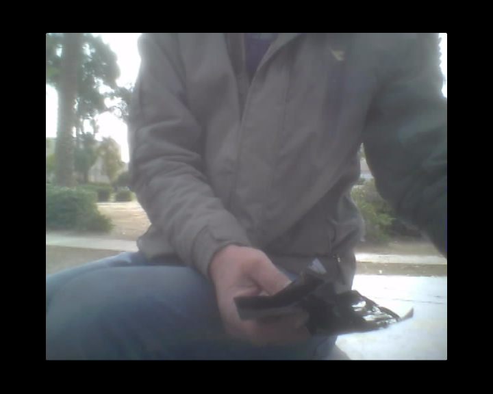 הסוכן הסמוי רוכש סם מאחד הסוחרים (צילום: דוברות המשטרה)